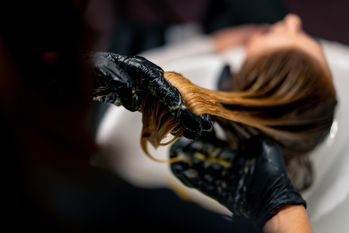 Application mèche par mèche d'une coloration végétale par une coiffeuse experte